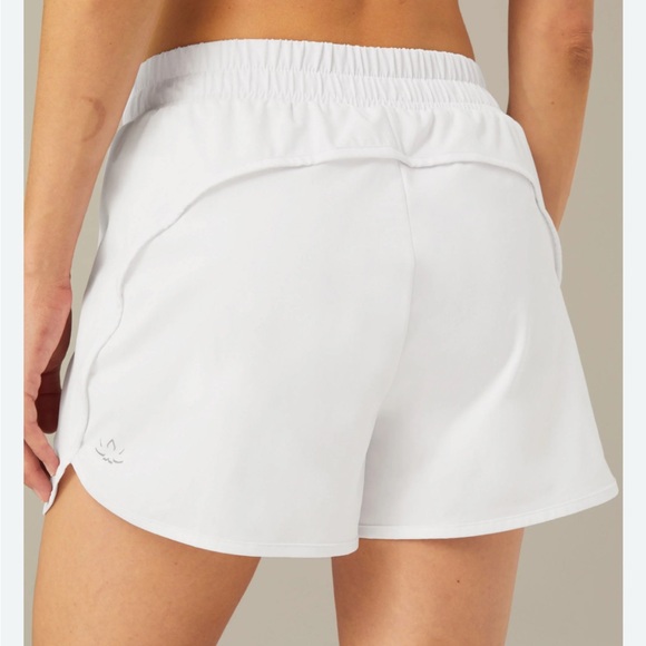 Beyond Yoga Pants - Perfect BEYOND YOGA White Stretch Woven In Stride Lined Shorts